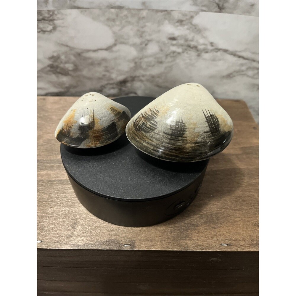 Clam Shell Salt & Pepper Shakers Japan Ceramic Kitsch Clams